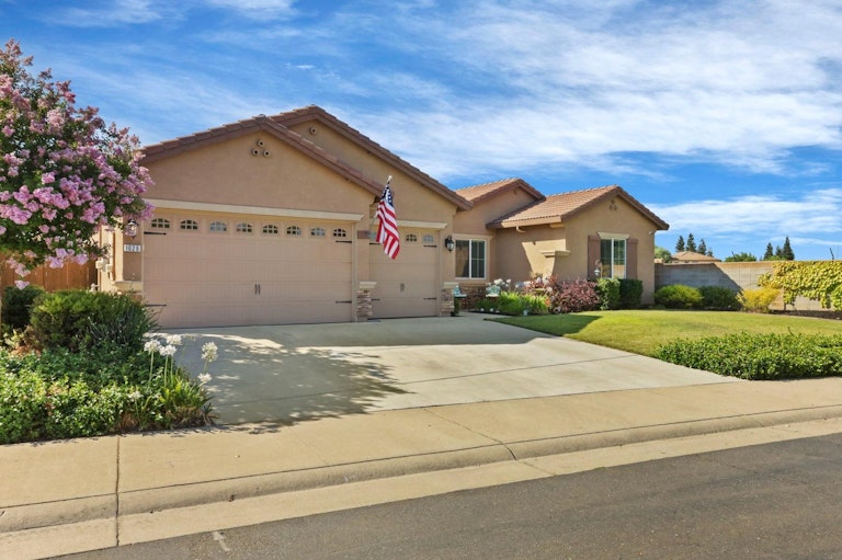 Photo 3 of 46 - 1026 Dimaggio Way, Galt, CA 95632