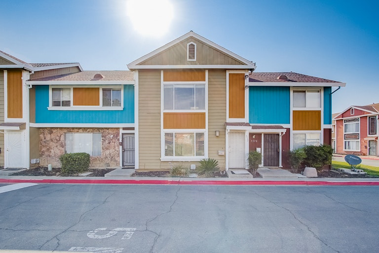 Photo 1 of 39 - 7572 Burgoyne Ln, Sacramento, CA 95823