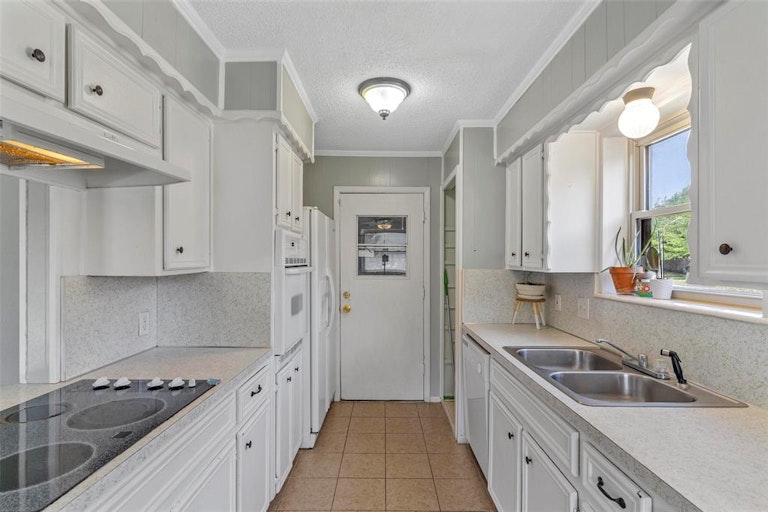 Photo 5 of 21 - 208 NW Suzanne Ter, Burleson, TX 76028
