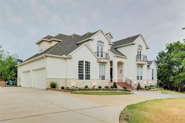 Photo 2 of 40 - 2414 Diamond Point Dr, Cedar Hill, TX 75104
