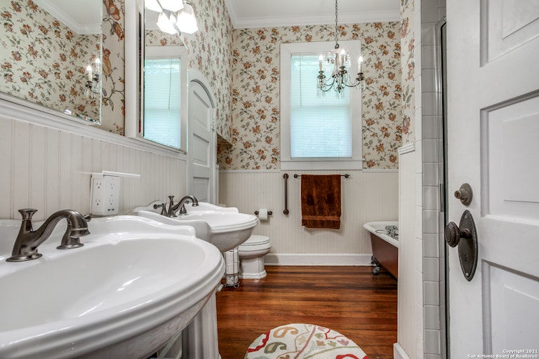 Photo 22 of 36 - 724 N Olive St, San Antonio, TX 78202
