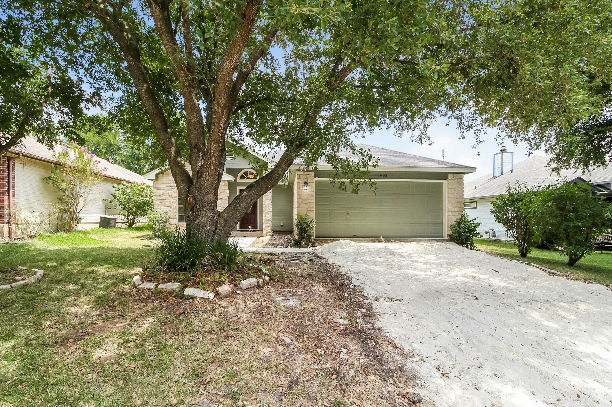 Photo 1 of 25 - 1902 Holly Springs Dr, Taylor, TX 76574