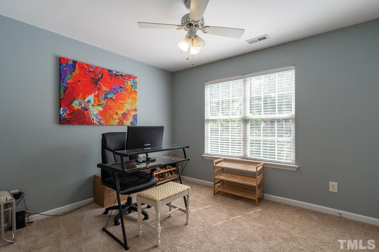 Photo 15 of 24 - 5702 Corbon Crest Ln, Raleigh, NC 27612