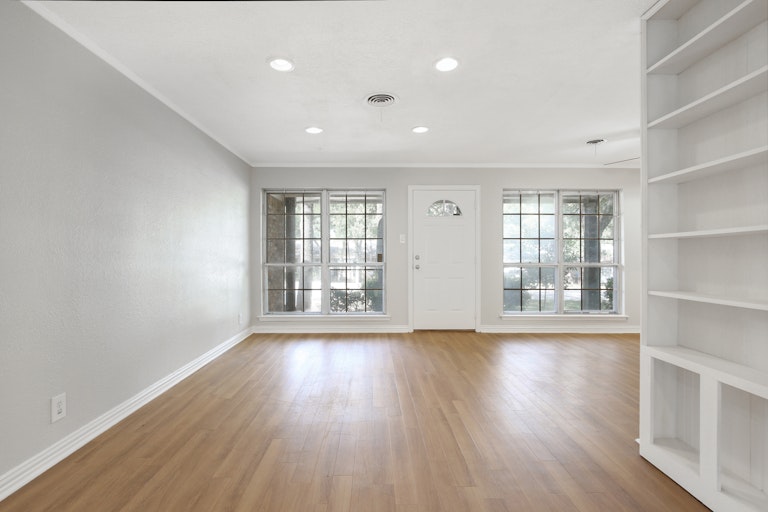 Photo 10 of 25 - 1241 King Dr, Bedford, TX 76022