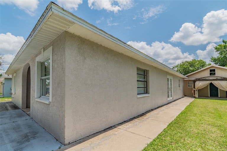 Photo 3 of 40 - 8107 N Lois Ave, Tampa, FL 33614