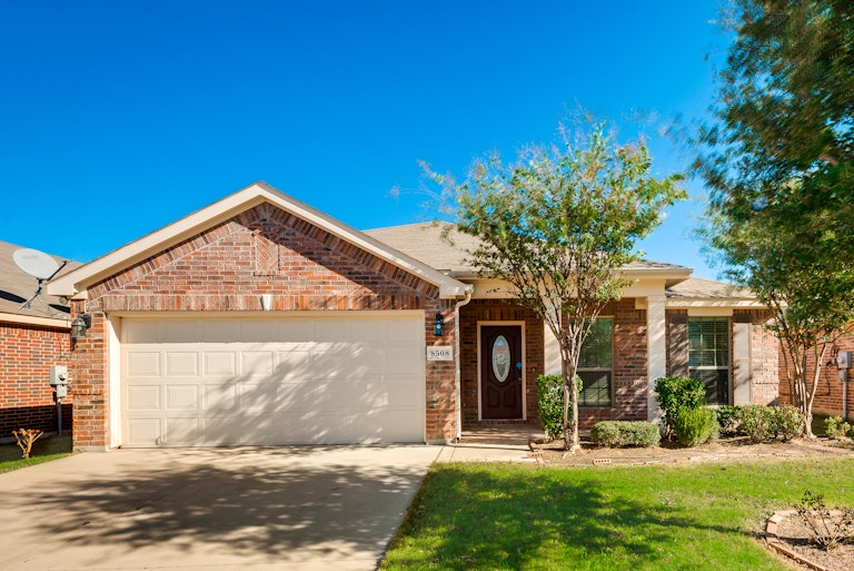 Photo 3 of 27 - 8508 Minturn Dr, Fort Worth, TX 76131
