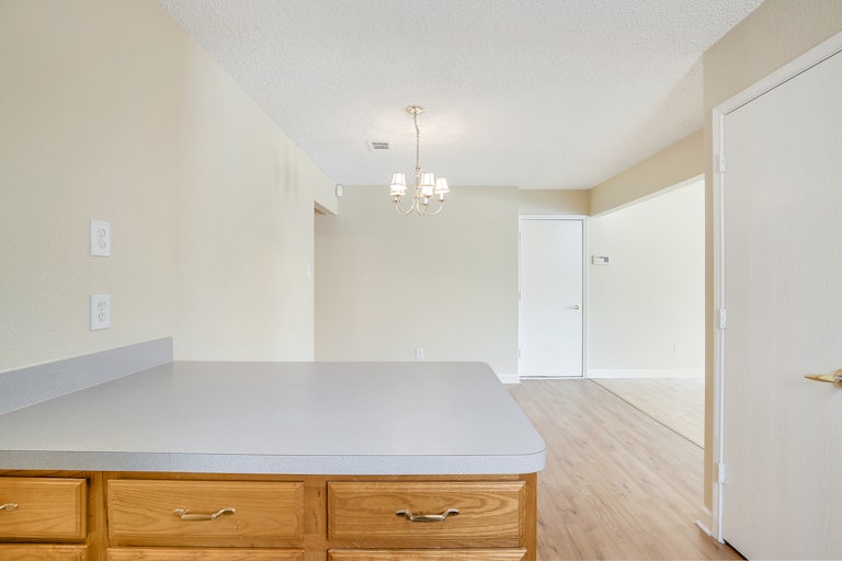 Photo 14 of 27 - 516 Berryhill Dr, Mansfield, TX 76063