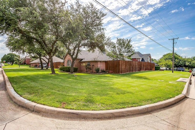 Photo 3 of 40 - 509 Arbor Lawn Dr, Burleson, TX 76028