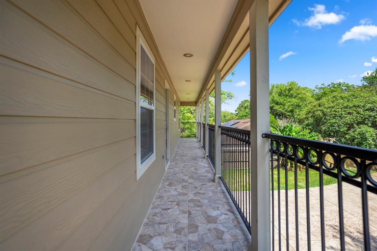 Photo 28 of 31 - 807 Dewalt St, Houston, TX 77088