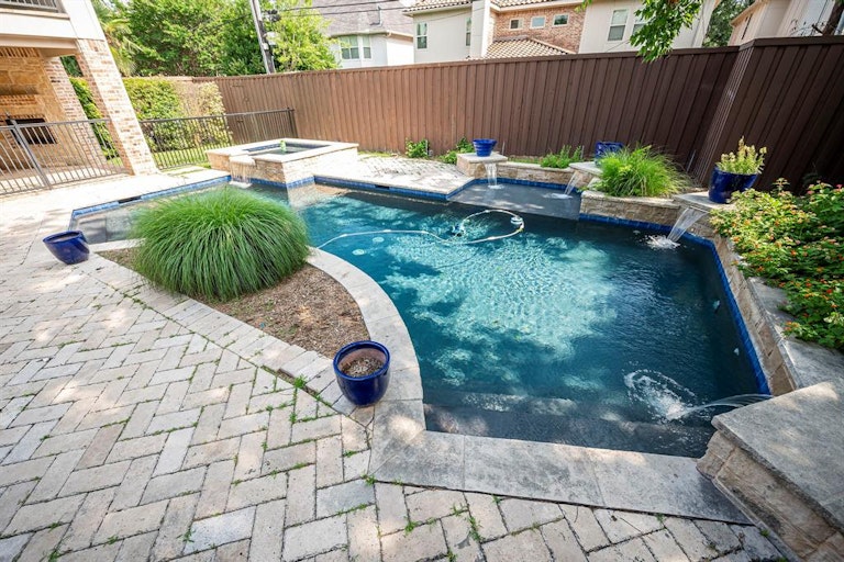 Photo 27 of 40 - 6624 Sondra Dr, Dallas, TX 75214