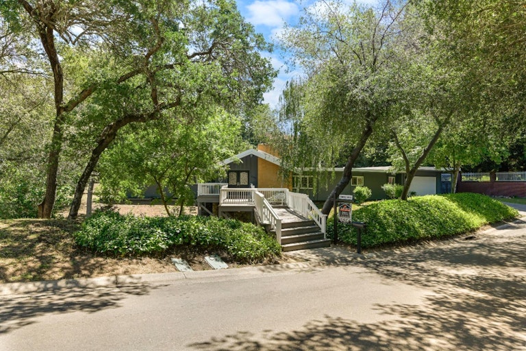 Photo 4 of 52 - 7373 Nob Hill Dr, Carmichael, CA 95608