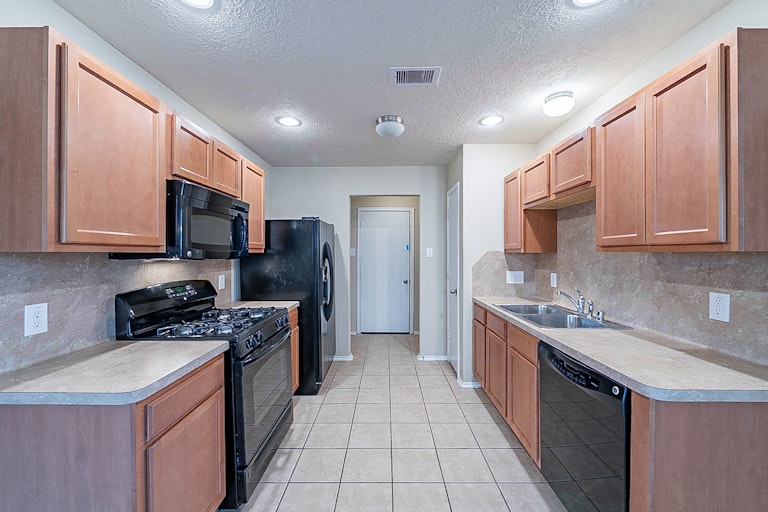 Photo 2 of 24 - 13527 High Banks Ln, Houston, TX 77034