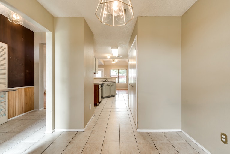 Photo 12 of 29 - 2736 Hidden Springs Dr, Mesquite, TX 75181