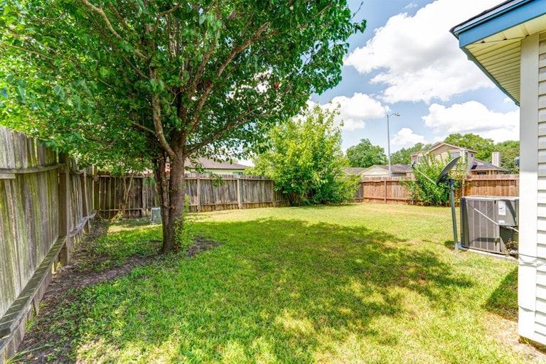 Photo 6 of 28 - 5631 Gineridge Dr, Houston, TX 77053