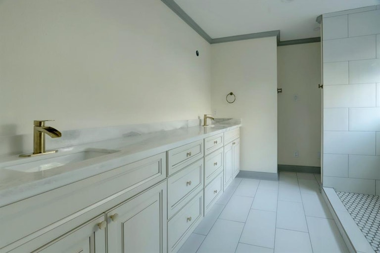 Photo 19 of 27 - 7919 Fairdale Ln, Houston, TX 77063