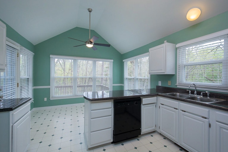 Photo 7 of 30 - 8604 Carolingian Ct, Raleigh, NC 27615