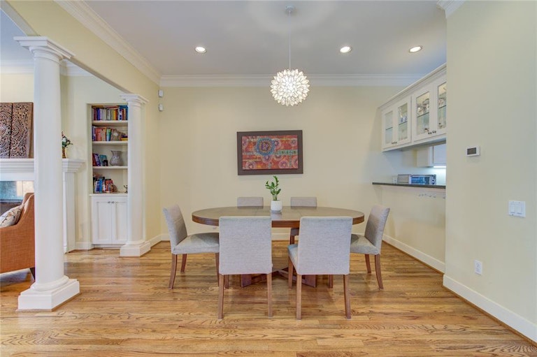 Photo 7 of 33 - 2405 McDuffie St, Houston, TX 77019