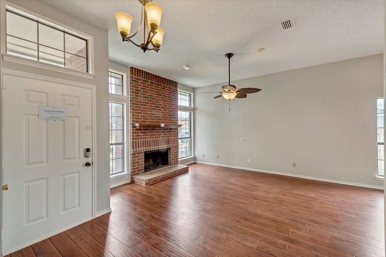 Photo 3 of 29 - 2553 Forest Creek Dr, Fort Worth, TX 76123