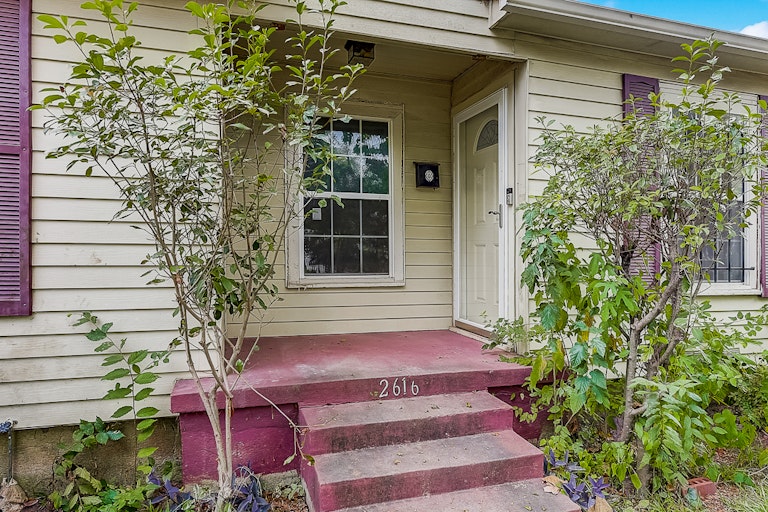 Photo 13 of 32 - 2616 Volga Ave, Dallas, TX 75216