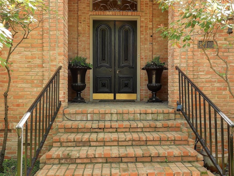 Photo 3 of 31 - 17316 Club Hill Ln, Dallas, TX 75248