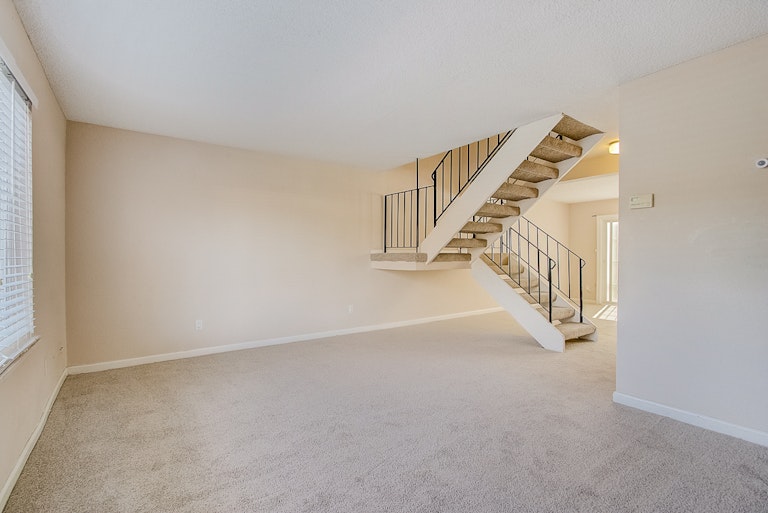 Photo 15 of 39 - 7572 Burgoyne Ln, Sacramento, CA 95823