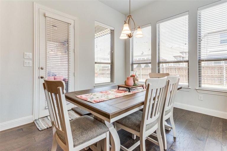 Photo 13 of 33 - 2404 Carrington Dr, Mansfield, TX 76063