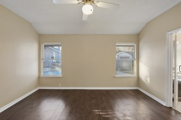 Photo 19 of 29 - 1145 Victoria Dr, Saginaw, TX 76131