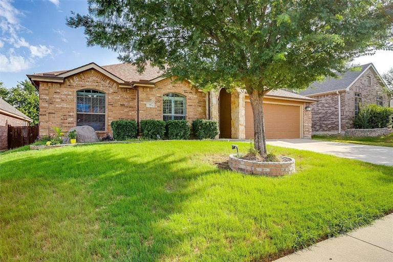 Photo 3 of 40 - 783 Peach Ln, Burleson, TX 76028