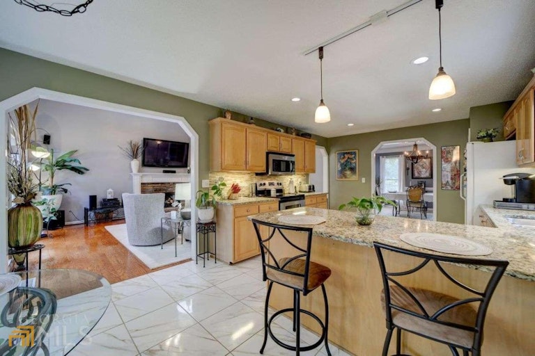 Photo 12 of 38 - 589 Whitby Dr, Douglasville, GA 30134