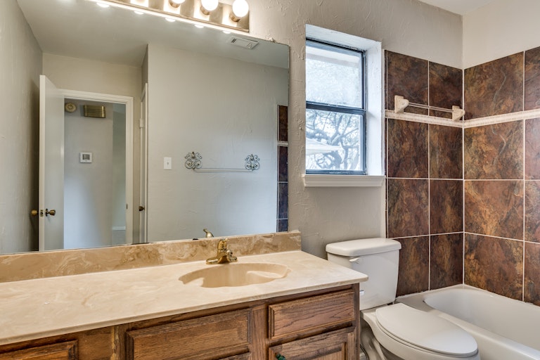 Photo 21 of 23 - 505 Country View Ln, Garland, TX 75043
