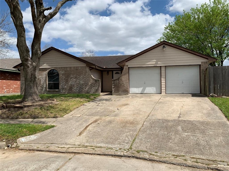 Photo 1 of 14 - 1406 Willersley Ln, Channelview, TX 77530