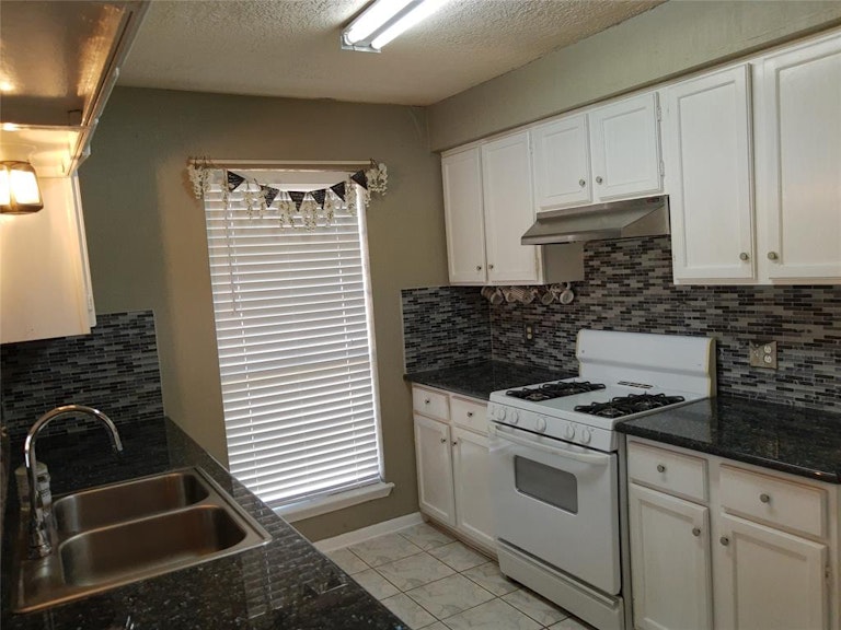 Photo 8 of 39 - 10706 Sageyork Dr, Houston, TX 77089