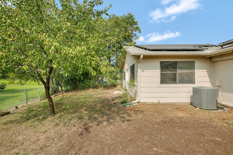 Photo 25 of 25 - 2233 Biscayne Dr W, Irving, TX 75060