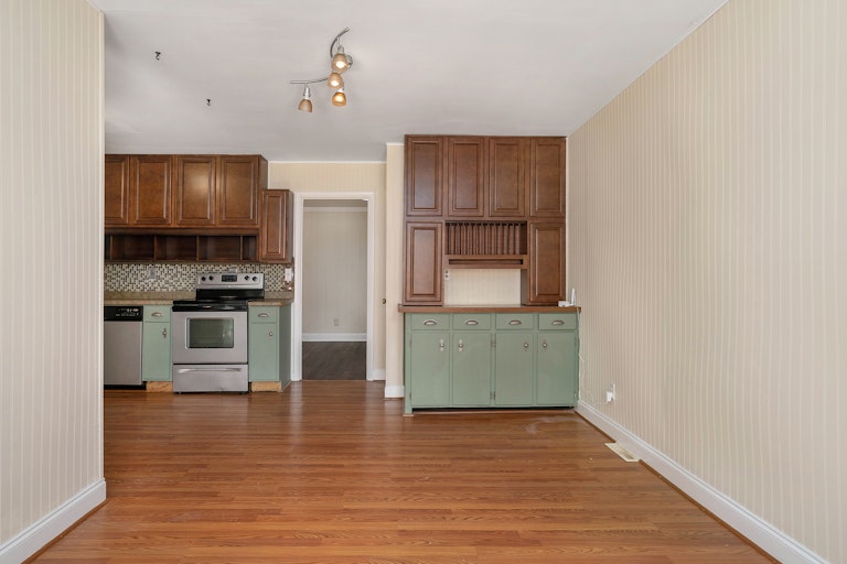 Photo 8 of 21 - 8433 Dunsinane Dr, Charlotte, NC 28227