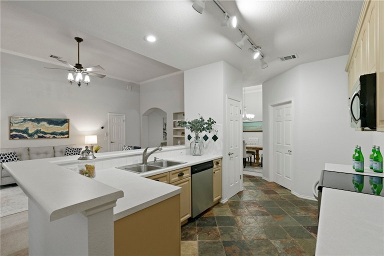 Photo 12 of 28 - 11800 Watercrest Ct, Austin, TX 78738