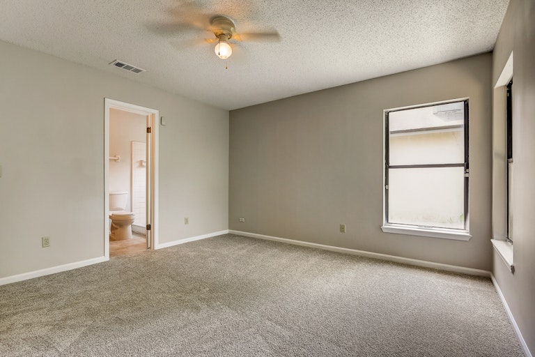 Photo 7 of 32 - 3846 Union Pacific Dr E, Jacksonville, FL 32246