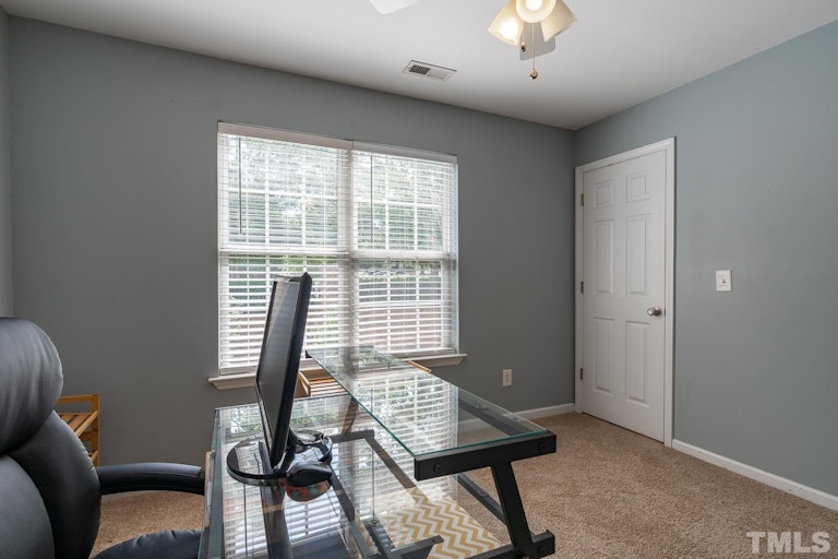 Photo 16 of 24 - 5702 Corbon Crest Ln, Raleigh, NC 27612