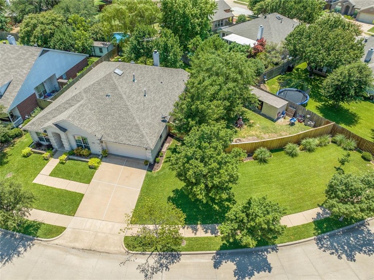 Photo 2 of 40 - 6841 Beverly Glen Dr, Fort Worth, TX 76132