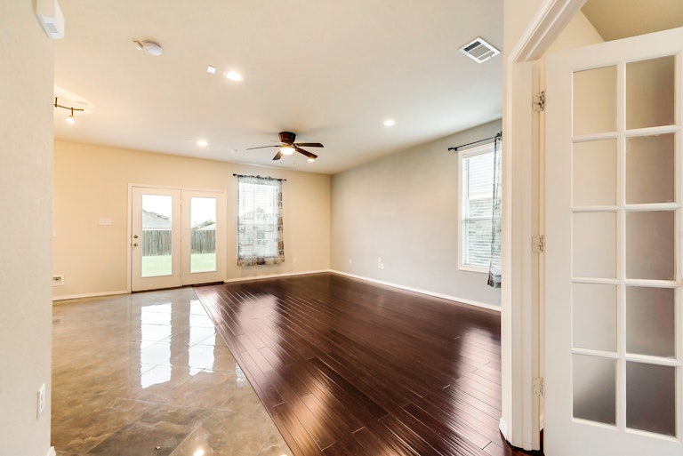 Photo 4 of 27 - 8520 Cumberland Gap Dr, Fort Worth, TX 76244