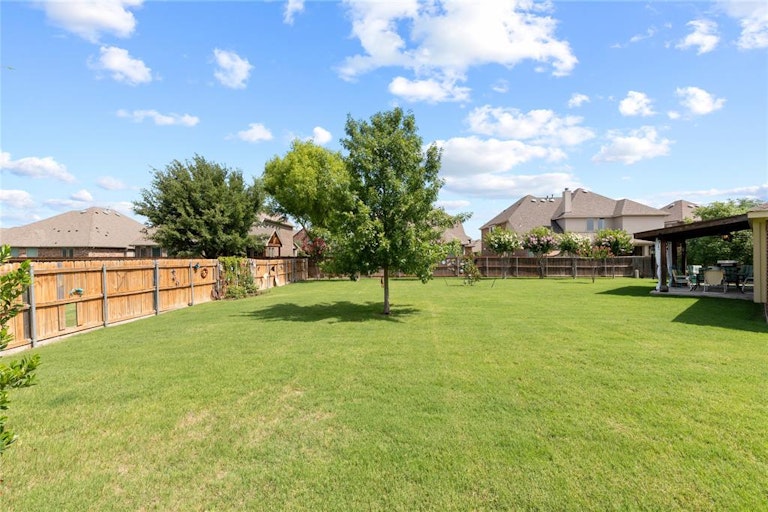 Photo 15 of 37 - 700 Glenview Dr, Mansfield, TX 76063