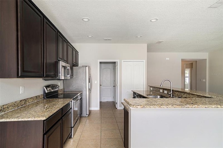 Photo 6 of 14 - 2220 50th Street Cir E, Palmetto, FL 34221
