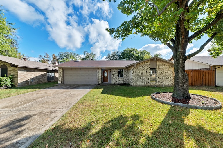 Photo 1 of 24 - 1918 Glenwick Ln, Irving, TX 75060