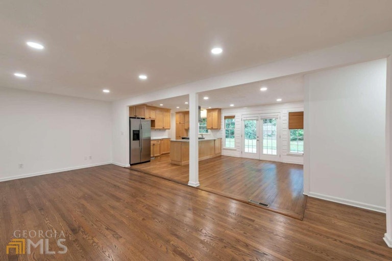 Photo 3 of 16 - 1113 Seven Springs Cir, Marietta, GA 30068