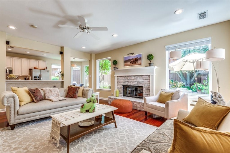 Photo 10 of 27 - 8609 Clear Sky Dr, Plano, TX 75025