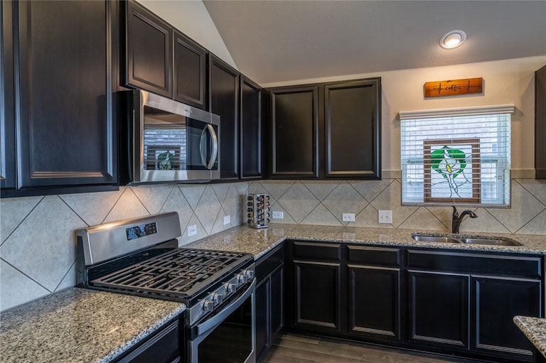 Photo 6 of 39 - 371 Bridgestone Way, Buda, TX 78610