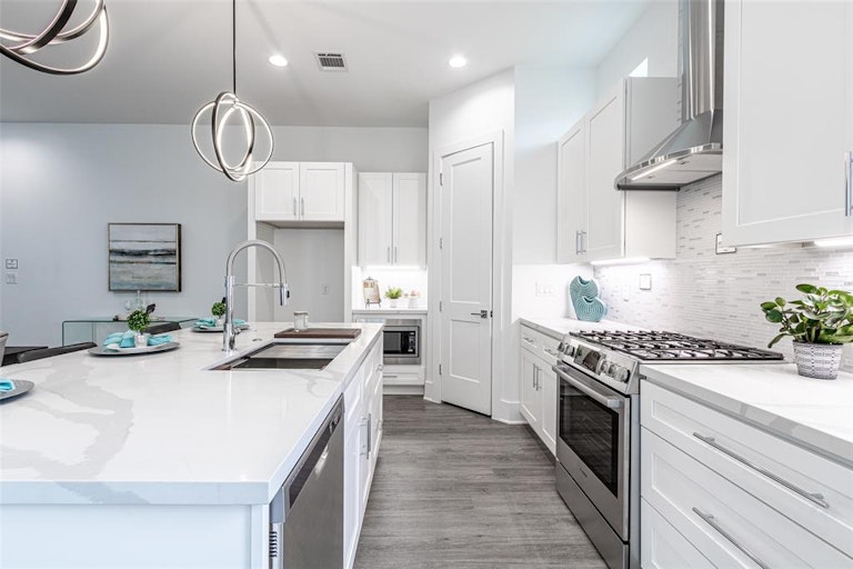 Photo 14 of 33 - 3410 Hardy St, Houston, TX 77009
