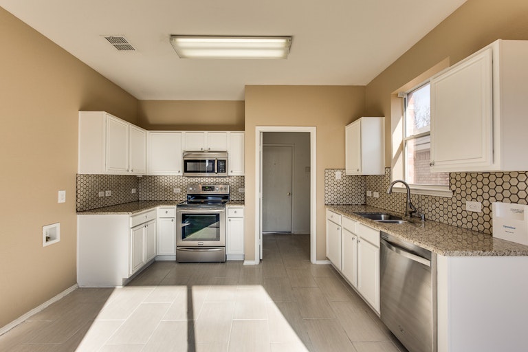 Photo 13 of 31 - 2700 Mountain Lion Dr, Fort Worth, TX 76244