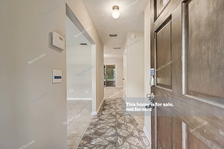 Photo 23 of 38 - 6382 Johnnie Cir W, Jacksonville, FL 32244