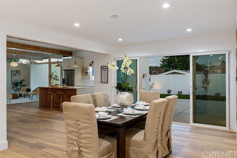 Photo 12 of 33 - 4501 Don Valdes Dr, Los Angeles, CA 90008