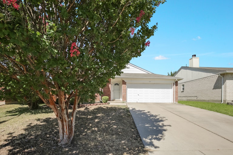 Photo 26 of 26 - 517 Hollyberry Dr, Mansfield, TX 76063
